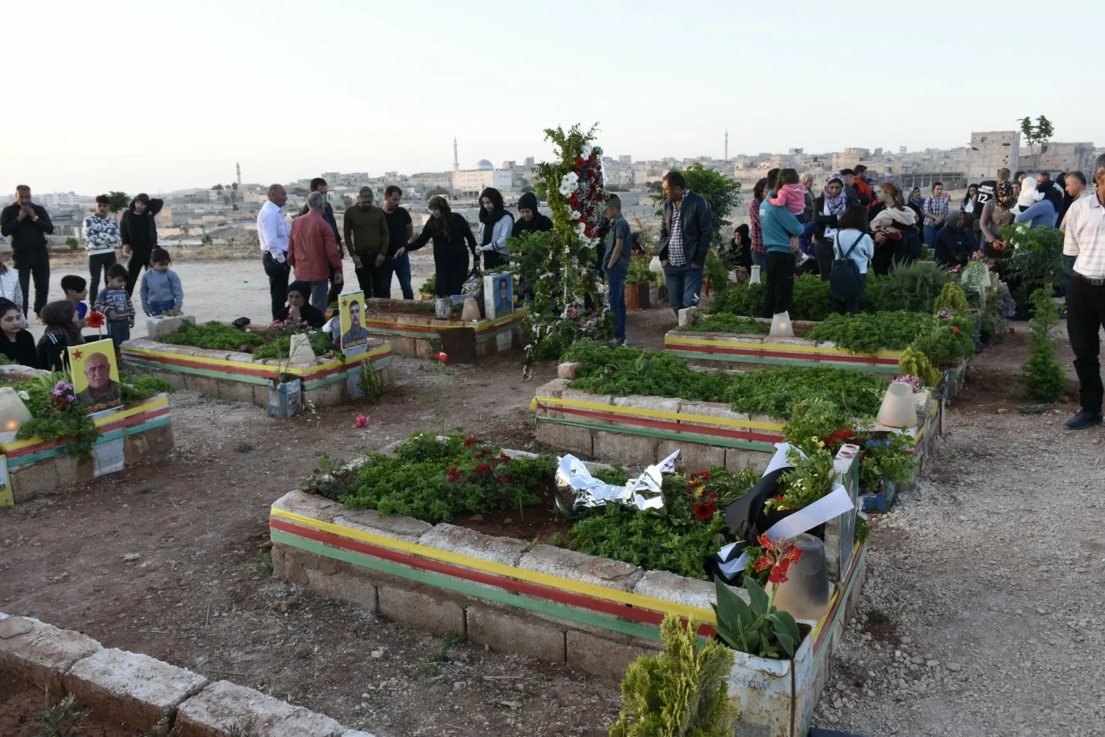 Sibeha cejnê bi serdana gorên şehîdan dest pê kir