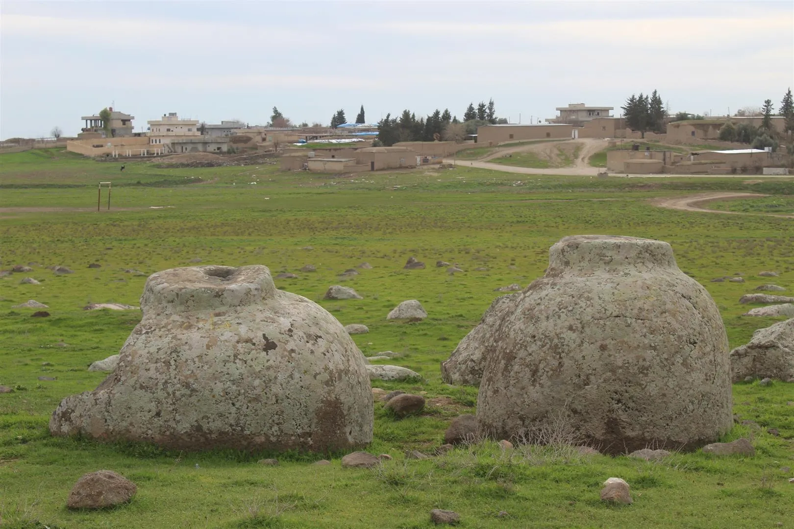 Gundê Kevrê Dena gundekî dîrokî ye û pêdivî bi lêkolîna arkolojî heye