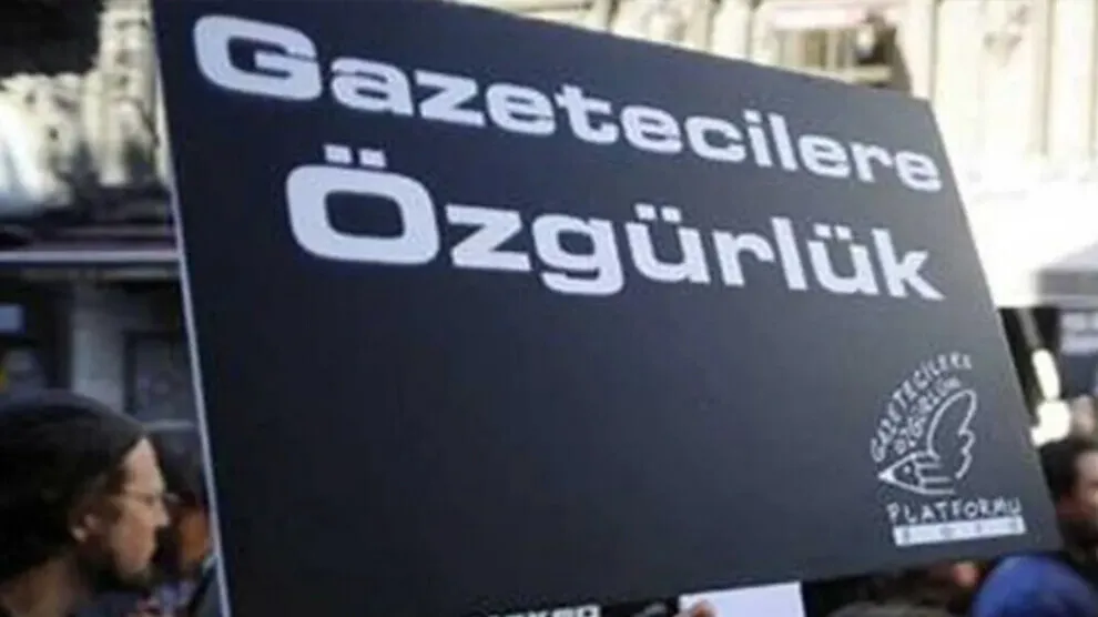 Rapora Cemiyeta Rojnamevanan a Tirkiyê ya Nîsanê: 48 rojnamevan tên darizandin