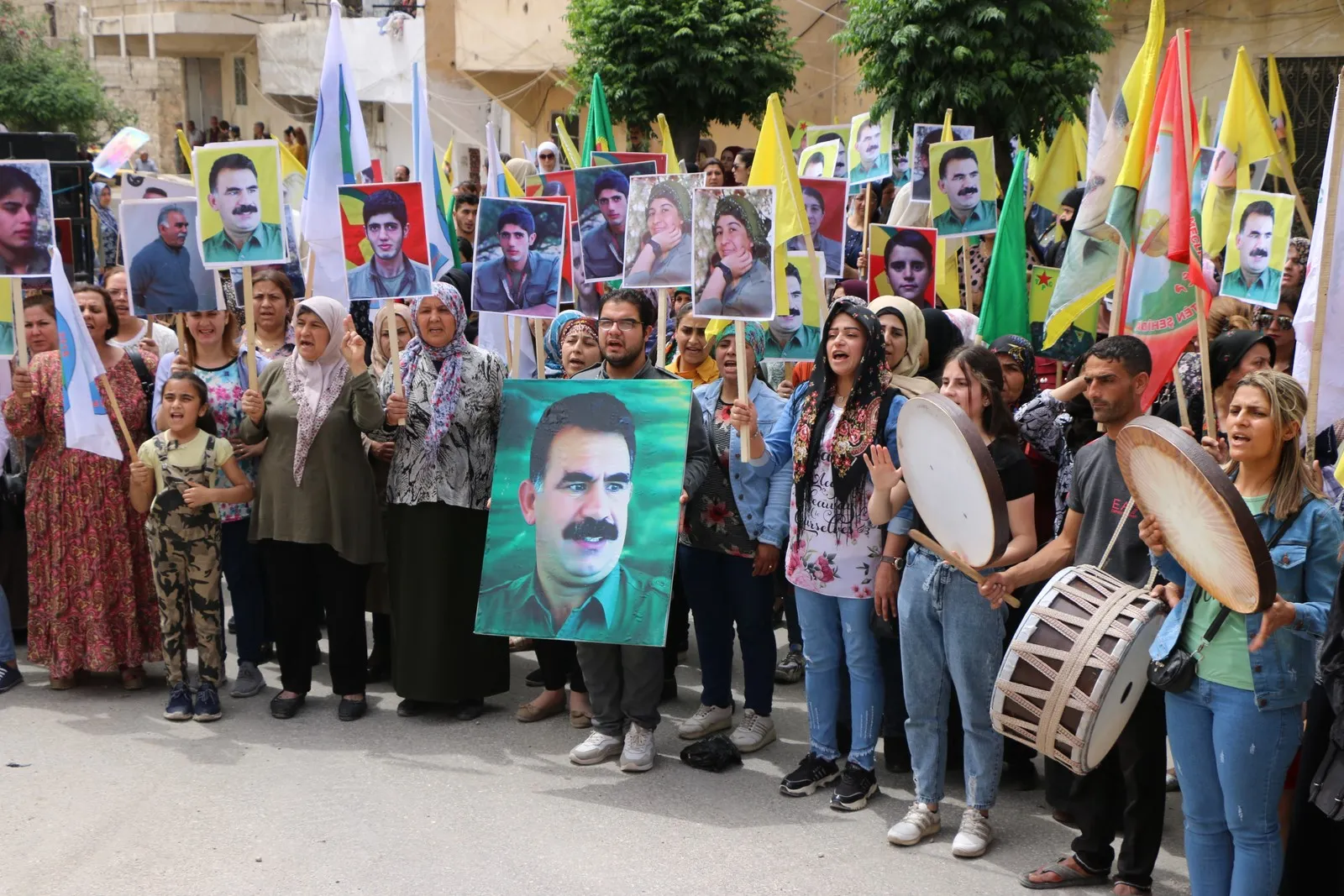 Xwepêşandêrên li Helebê: Em li kêleka gerîla ne
