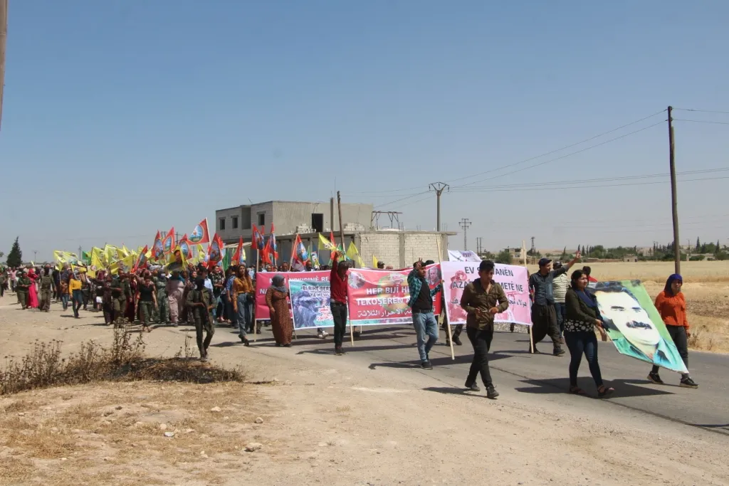 Li Kobanê ji bo piştgiriya berxwedana gerîla xwepêşandan