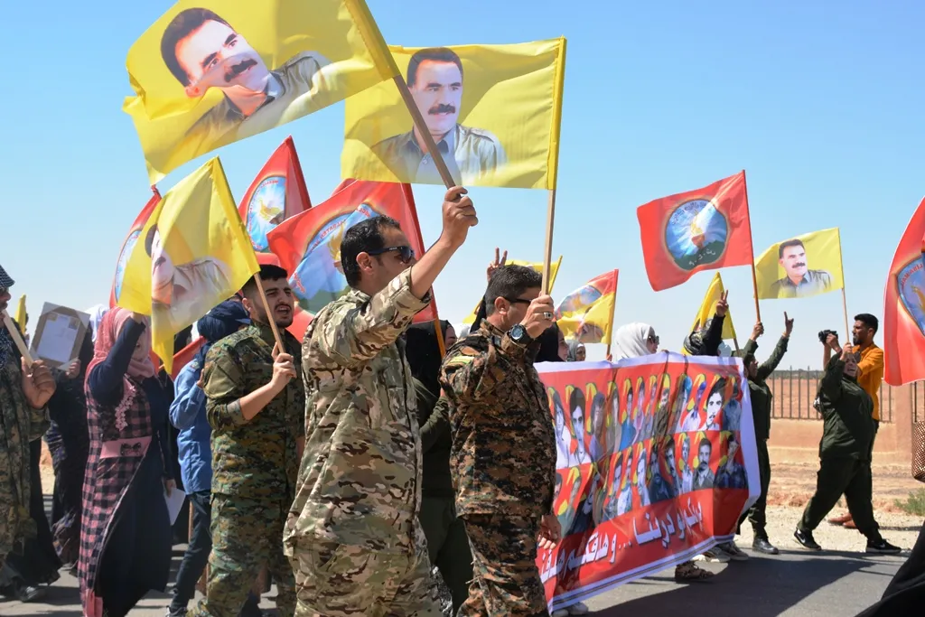 Bi boneya Roja Şehîdan li herêma Cizîrê meşên girseyî