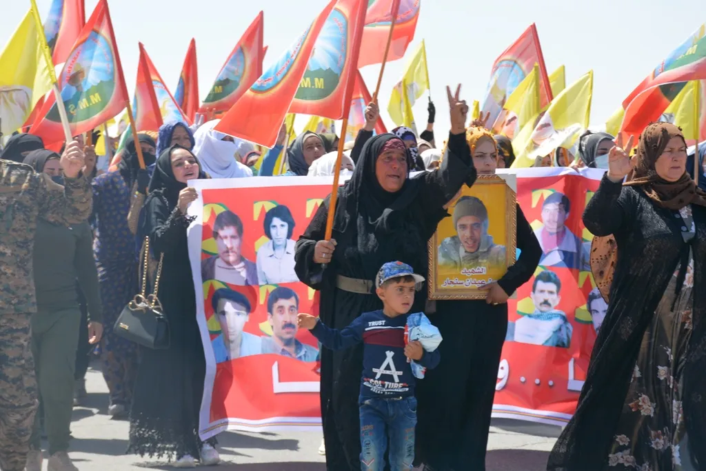 Bi boneya Roja Şehîdan li herêma Cizîrê meşên girseyî