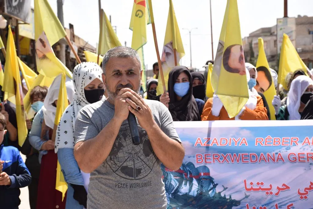 Bi hezaran şêniyên Qamişloyê berxwedana gerîla silav kir û tecrîd şermezar kir