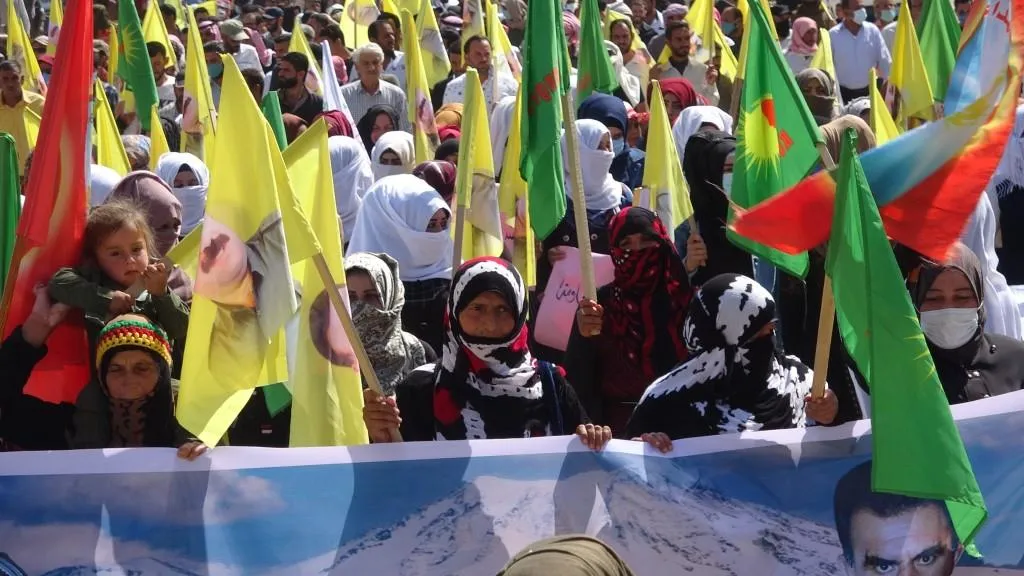 Bi hezaran şêniyên Qamişloyê berxwedana gerîla silav kir û tecrîd şermezar kir