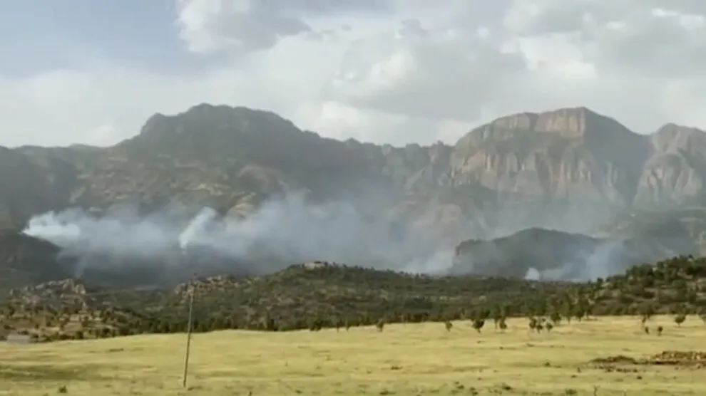 Artêşa Tirk a dagirker gundê Hiror ê Derarê bombebaran dike
