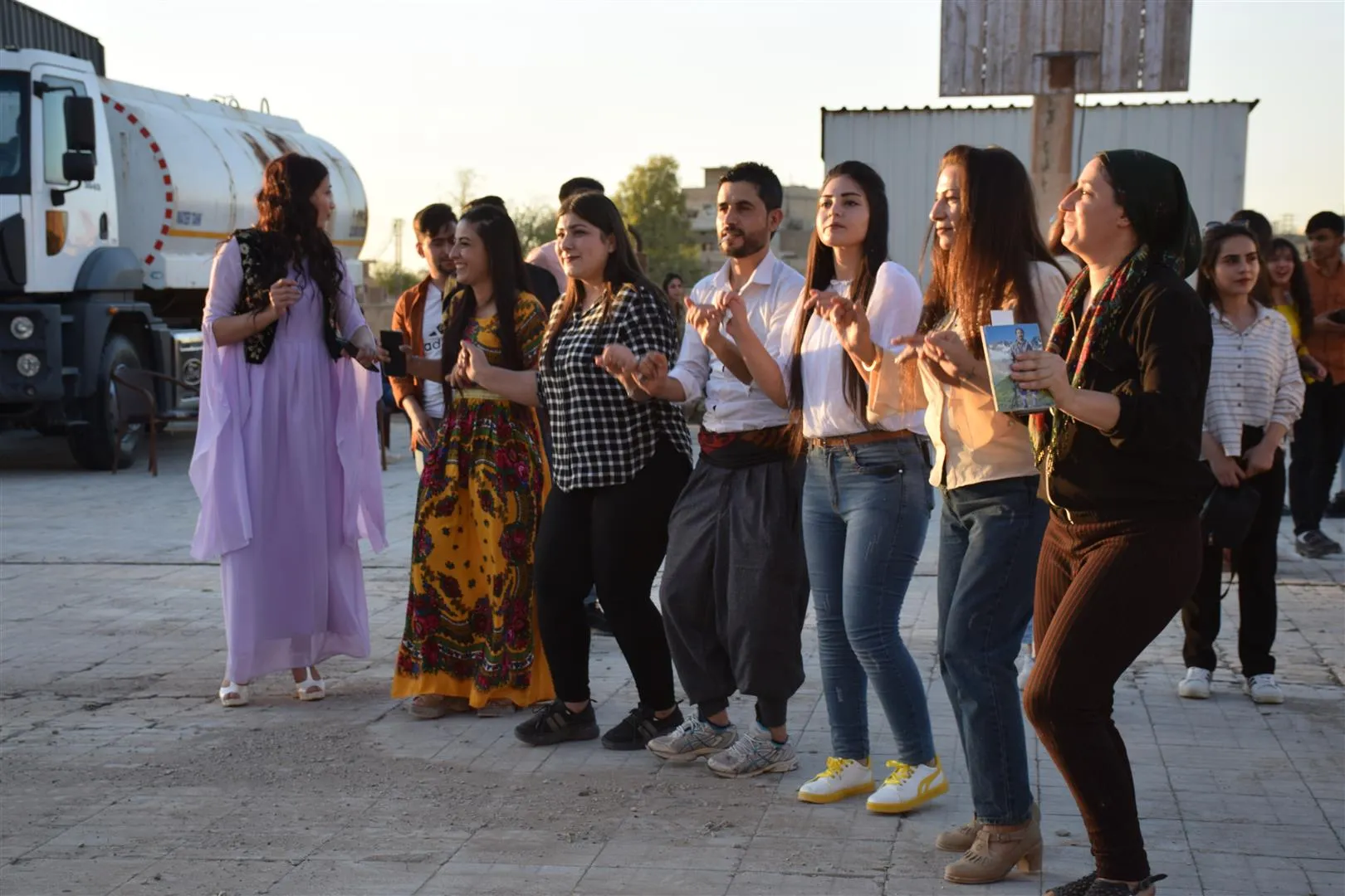 Bi boneya Cejna Zimanê Kurdî, Rêveberiya Giştî ya Dibistanan a Hesekê şahiyek li dar xist