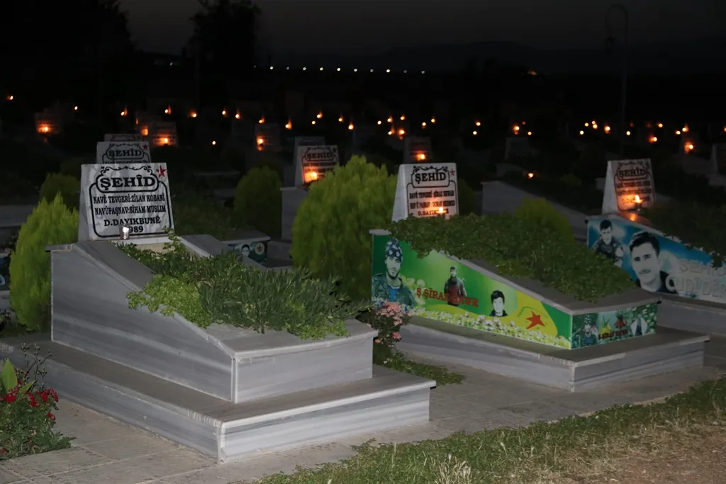​​​​​​​Bi boneya Roja Şehîdan mûm li ser gorên şehîdan hatin vêxistin