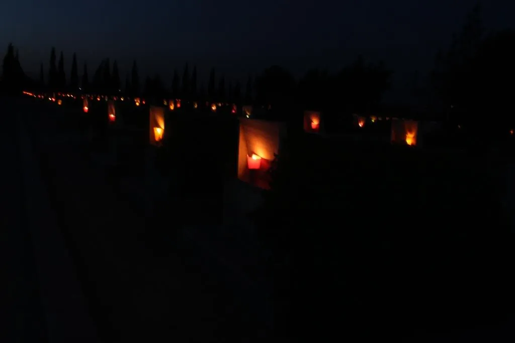 ​​​​​​​Bi boneya Roja Şehîdan mûm li ser gorên şehîdan hatin vêxistin