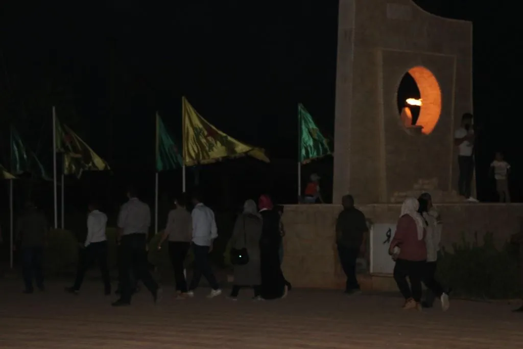 ​​​​​​​Bi boneya Roja Şehîdan mûm li ser gorên şehîdan hatin vêxistin
