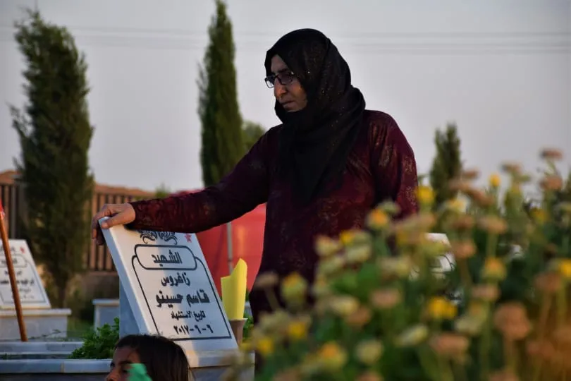 ​​​​​​​Bi boneya Roja Şehîdan mûm li ser gorên şehîdan hatin vêxistin