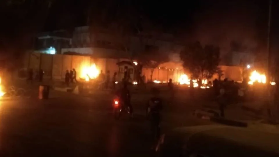 Li nêzî konsulxaneya Îranê ya li Kerbelayê xwepêşandan û kiryarên şewitandinê