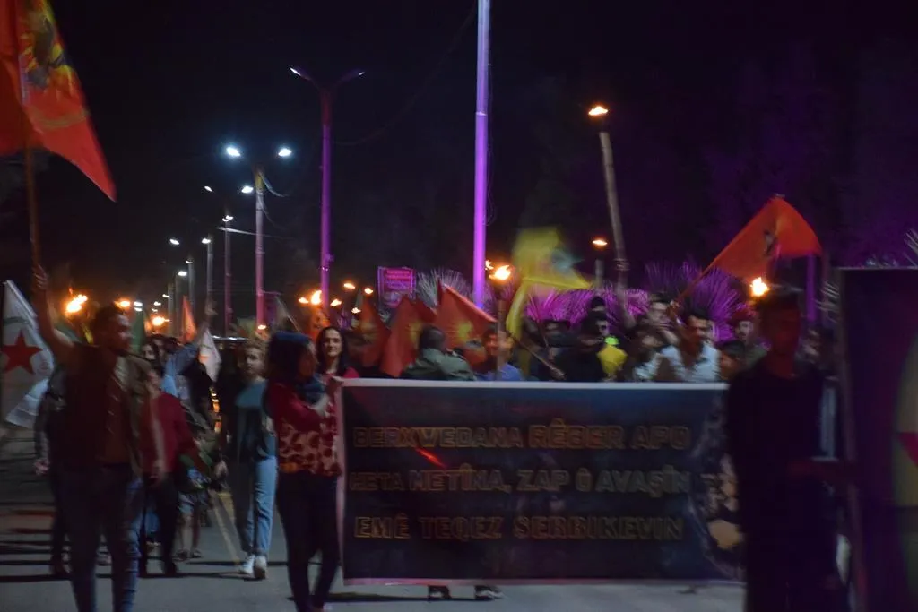 Ciwanan şoreşger meşên meşaleyî ji bo piştgiriya berxwedana gerîla li dar xistin