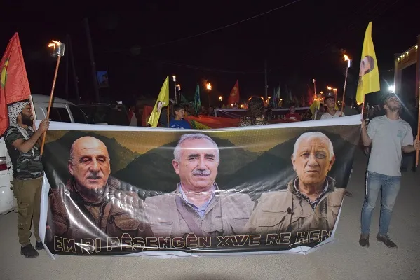Ciwanan şoreşger meşên meşaleyî ji bo piştgiriya berxwedana gerîla li dar xistin
