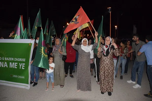 Ciwanan şoreşger meşên meşaleyî ji bo piştgiriya berxwedana gerîla li dar xistin