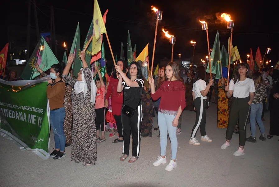 Ciwanan şoreşger meşên meşaleyî ji bo piştgiriya berxwedana gerîla li dar xistin
