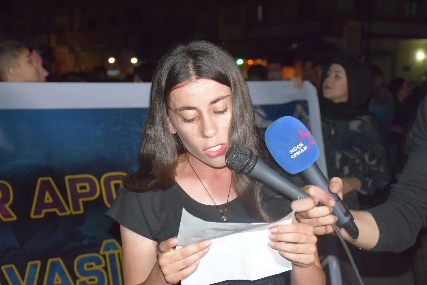 Ciwanan şoreşger meşên meşaleyî ji bo piştgiriya berxwedana gerîla li dar xistin