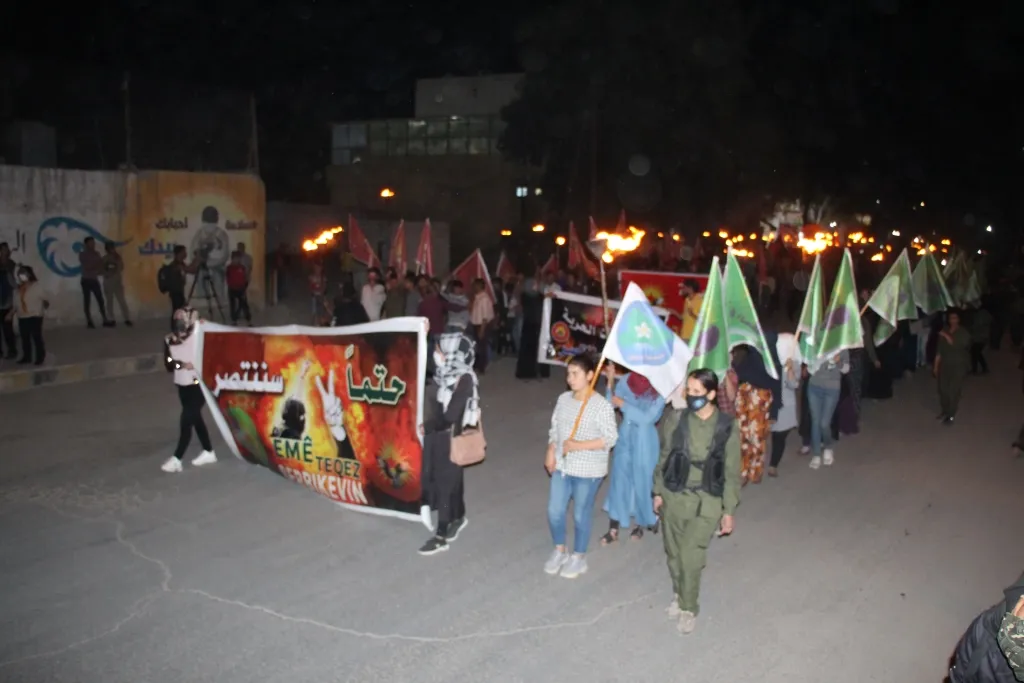 Ciwanan şoreşger meşên meşaleyî ji bo piştgiriya berxwedana gerîla li dar xistin