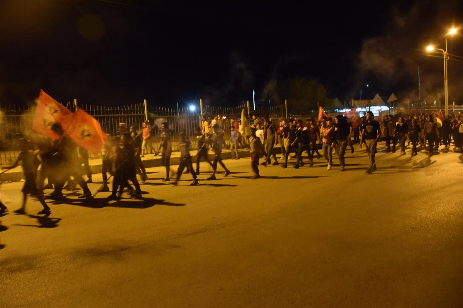 Ciwanan şoreşger meşên meşaleyî ji bo piştgiriya berxwedana gerîla li dar xistin