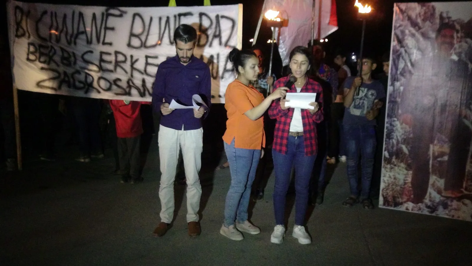 Ciwanan şoreşger meşên meşaleyî ji bo piştgiriya berxwedana gerîla li dar xistin