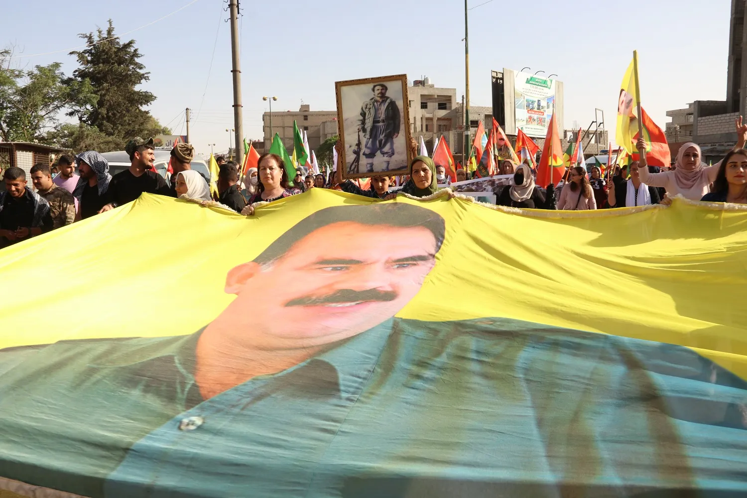 Rojava peyama xwe da: Em bi berxwedana gerîla re ne