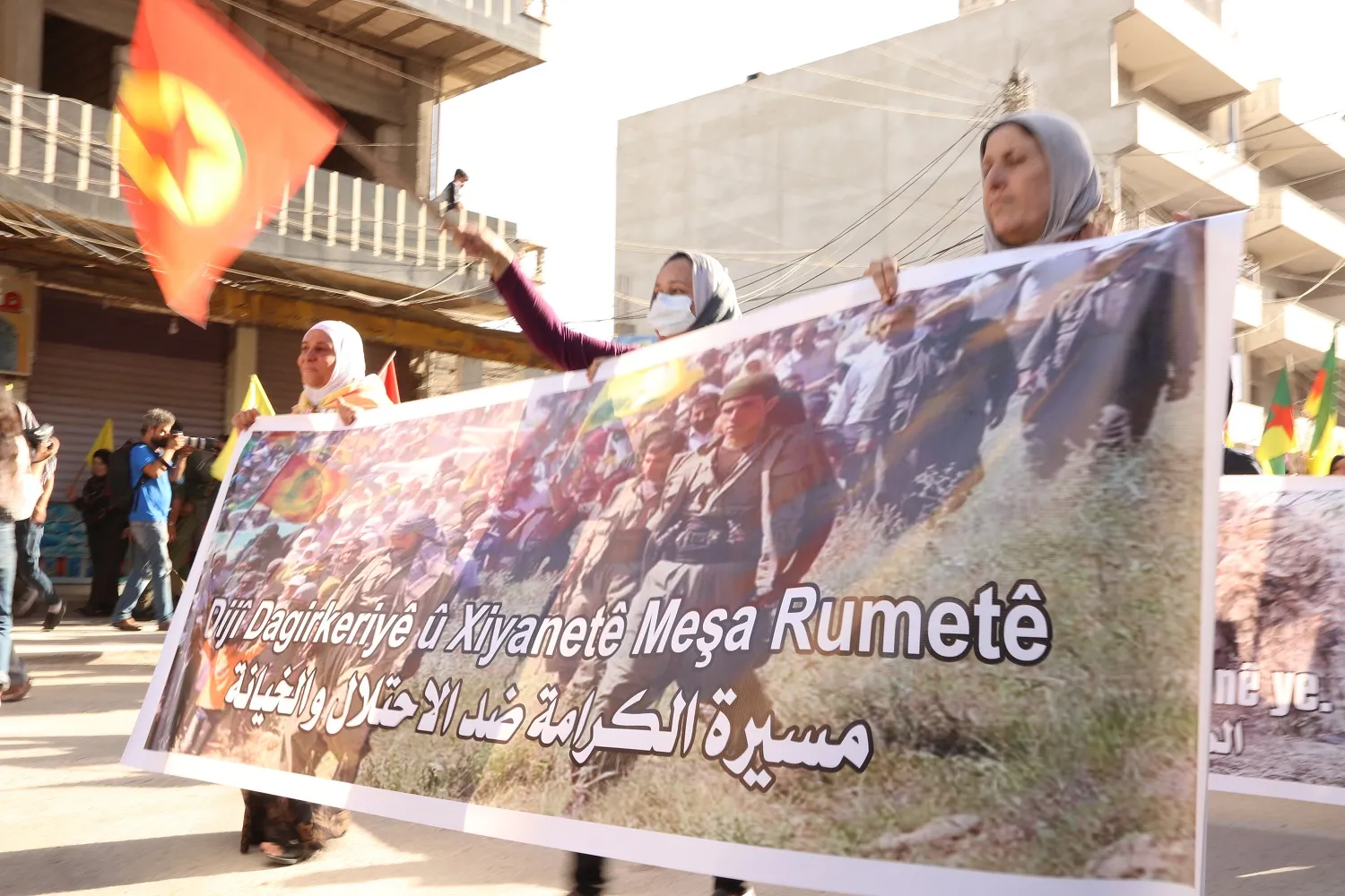 Rojava peyama xwe da: Em bi berxwedana gerîla re ne