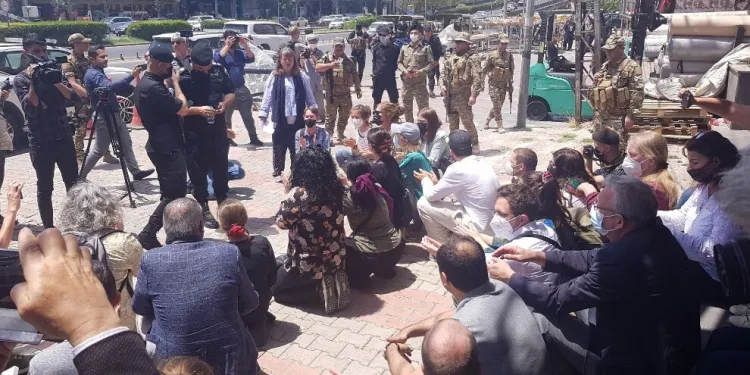 Çalakvanên Şandeya Aştiyê dest bi çalakiya rûniştinê kir
