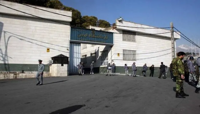 Rayedarên girtîgeha Urmiyeyê ya Îranê li ber çavê malbatê îşkence li girtîyekî kir