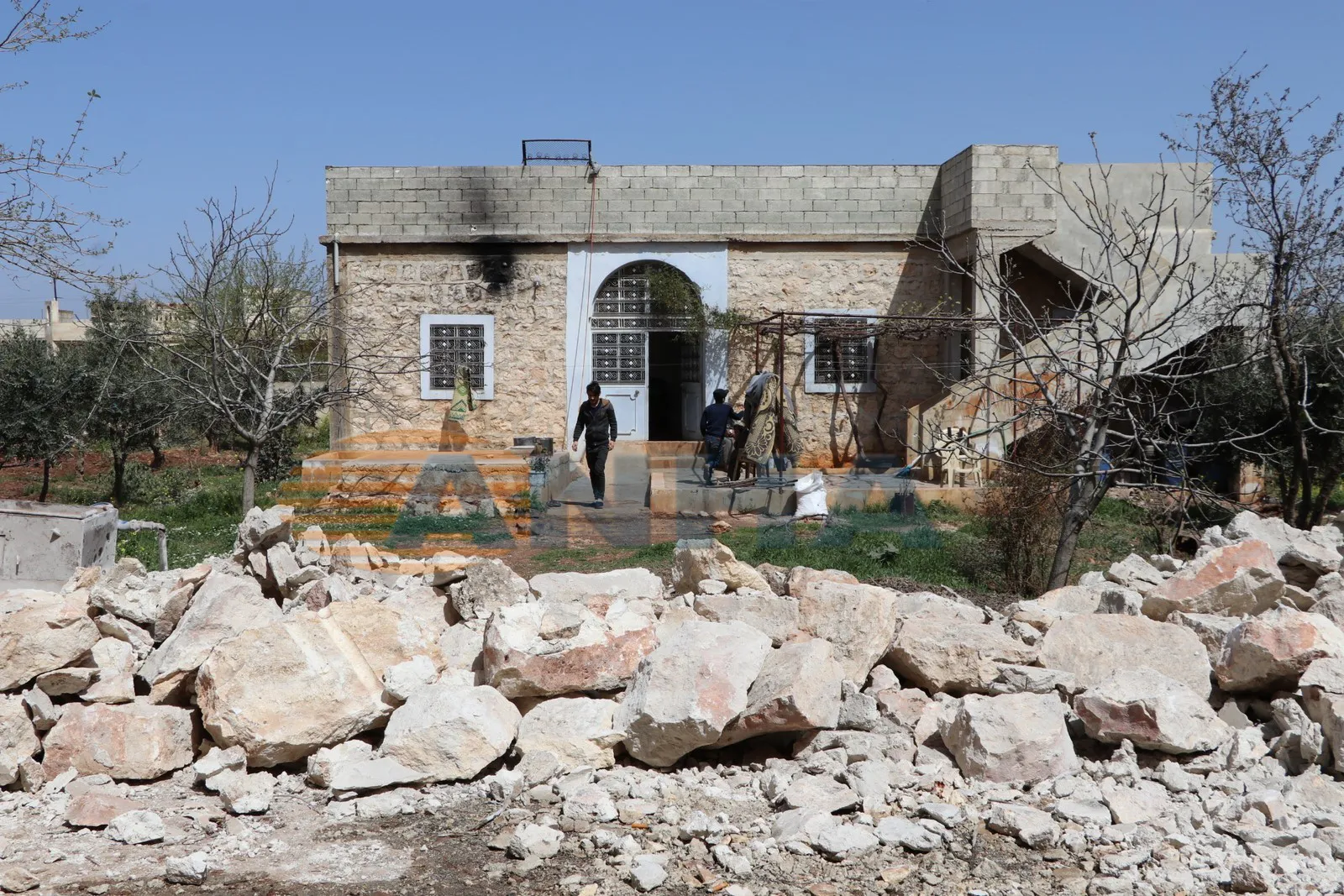 Artêşa dagirker gundê Aqîbê topbaran dike, jiyana sivîlan di metirsiyê de ye