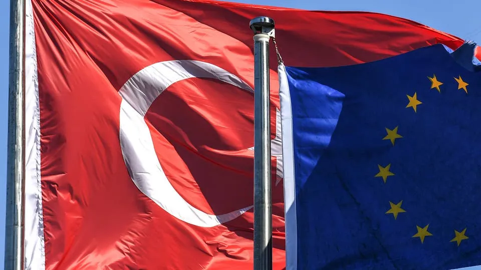 YE’yê tunebûna serweriya qanûnê û mafên bingehîn li Tirkiyê wek metirsiyekê pênase kir