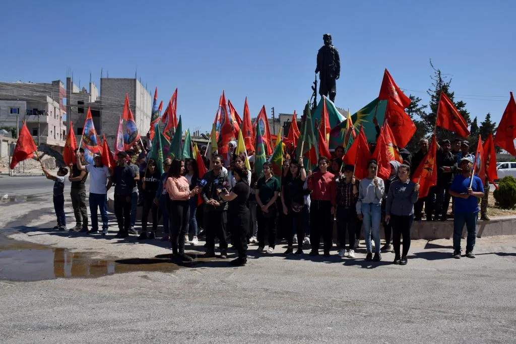 Ciwanên Kobanê û Helebê: Em bi gerîla re ne