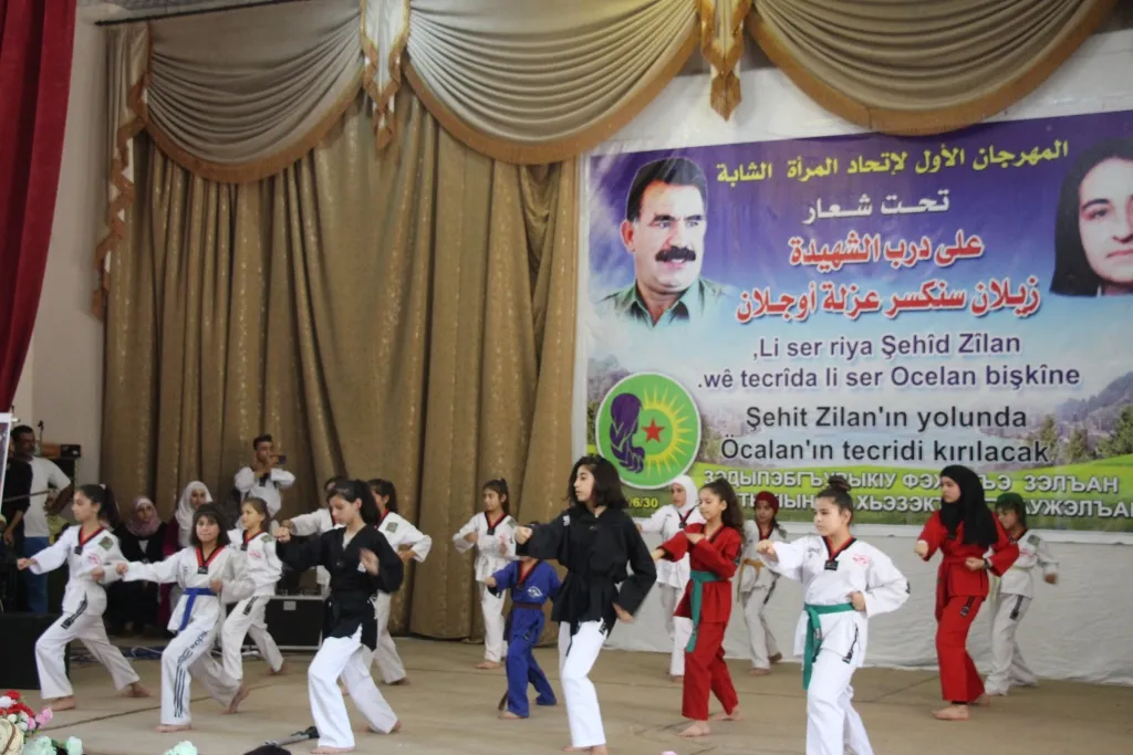 Li Minbicê bi boneya salvegera şehadeta Zîlan jinên ciwan mîhrîcanek li dar xist