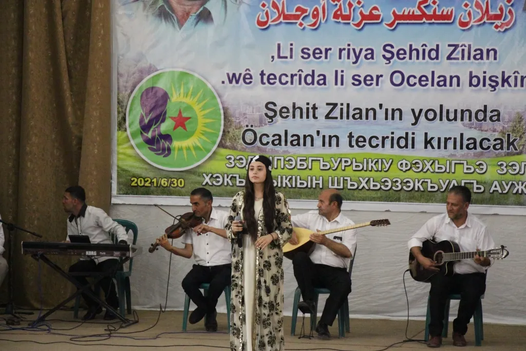 Li Minbicê bi boneya salvegera şehadeta Zîlan jinên ciwan mîhrîcanek li dar xist
