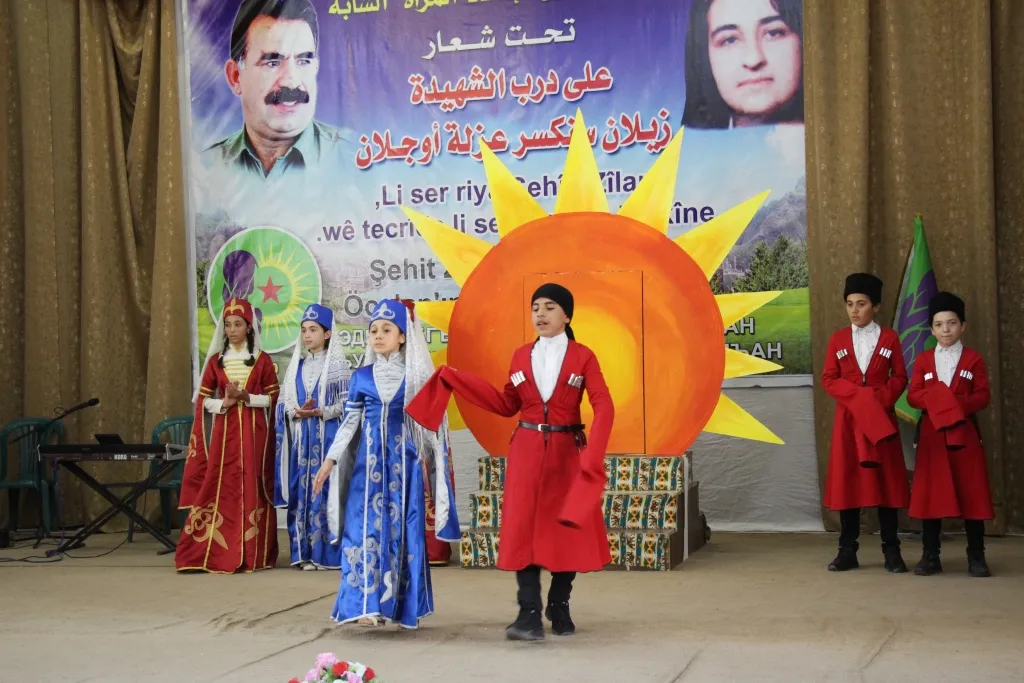 Li Minbicê bi boneya salvegera şehadeta Zîlan jinên ciwan mîhrîcanek li dar xist