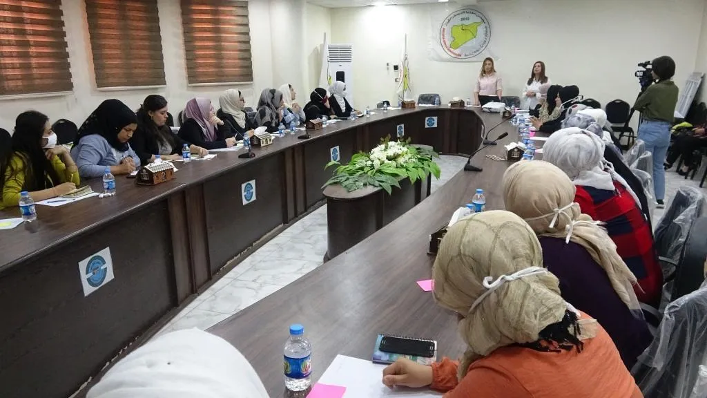 Li Reqayê semînera "Jin û siyaset''