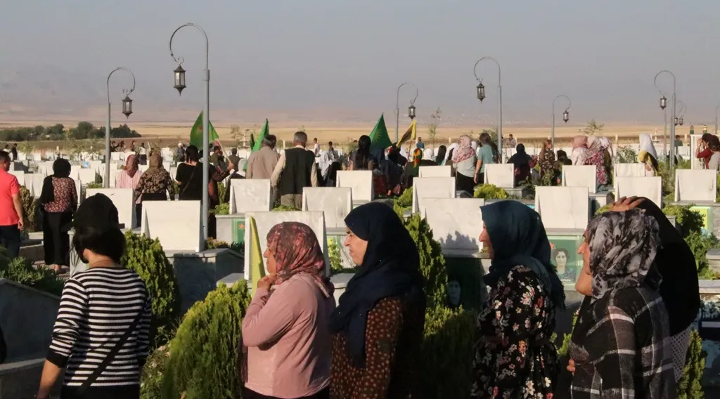 Şêniyên herêma Cizîrê şehîdên komkujiya Helincê bi bîr anîn