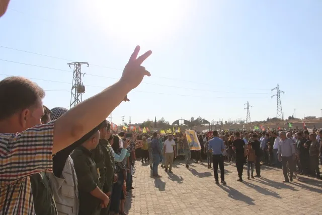Şêniyên Kobanê cenazeya şehîd Daban Şêxo spart axê