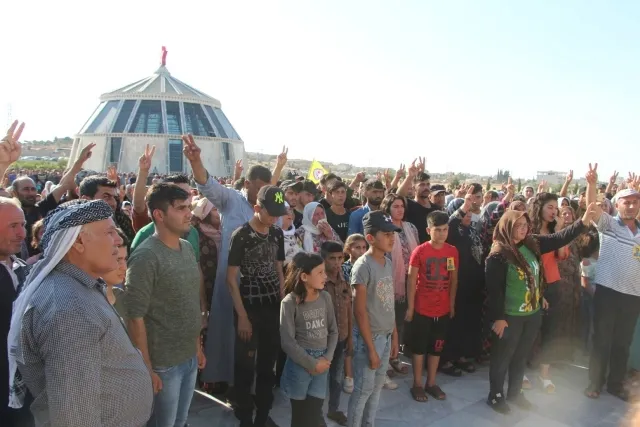 Şêniyên Kobanê cenazeya şehîd Daban Şêxo spart axê