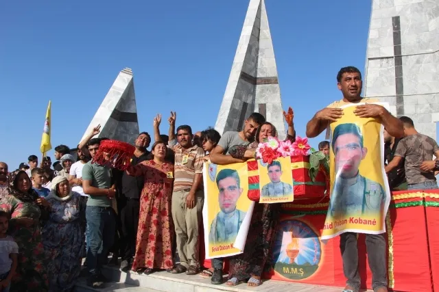 Şêniyên Kobanê cenazeya şehîd Daban Şêxo spart axê