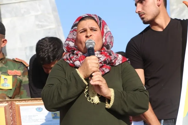 Şêniyên Kobanê cenazeya şehîd Daban Şêxo spart axê
