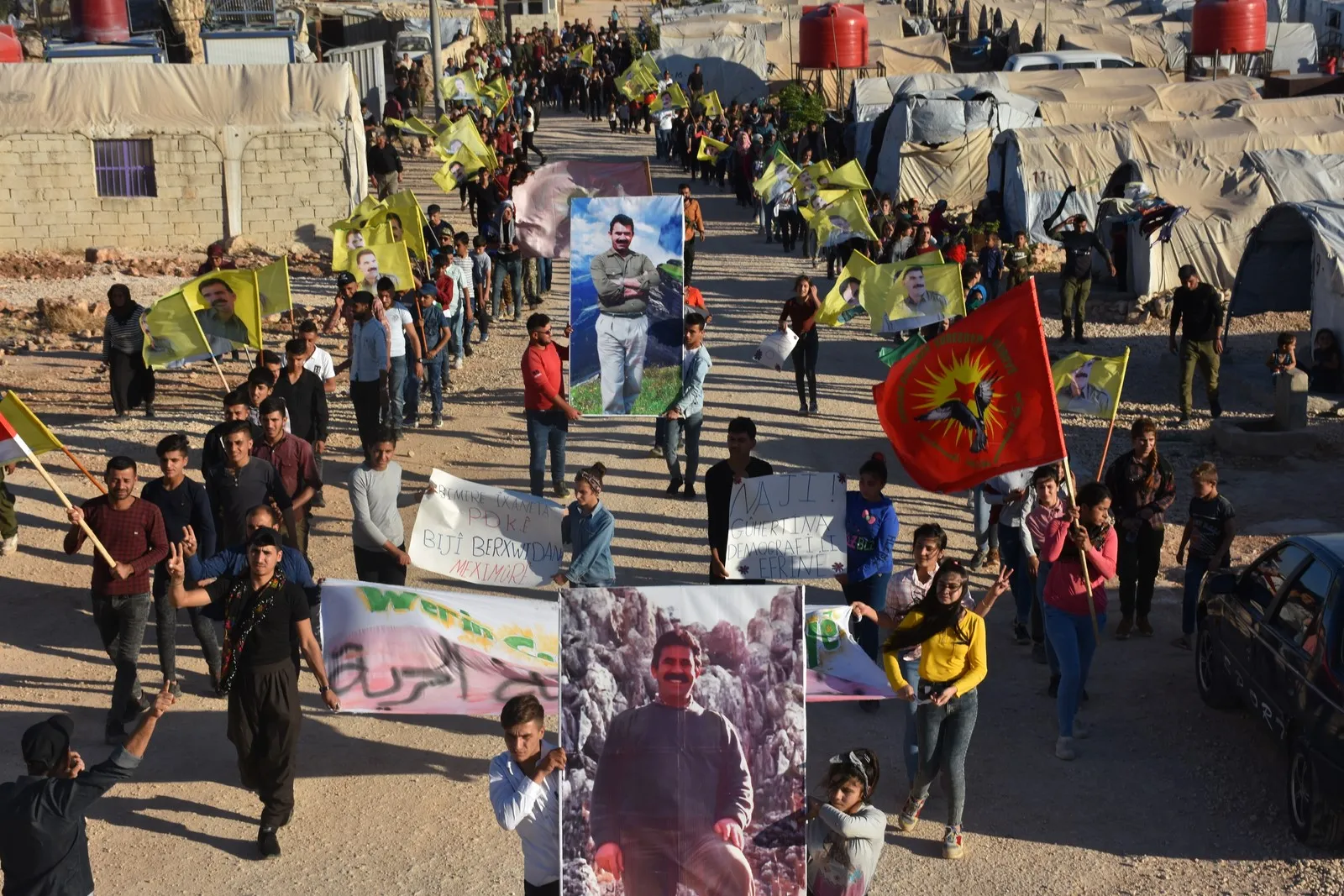Ciwanên Efrînê li dijî êrişên dagirkeriyê meşiyan