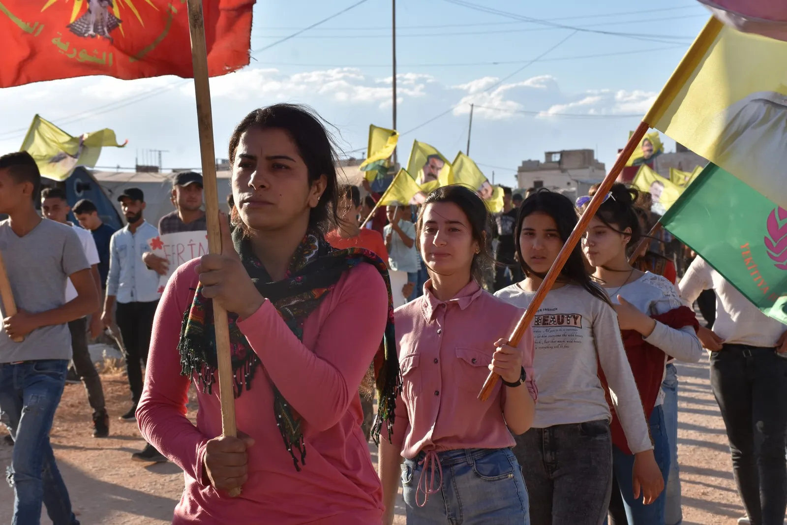 Ciwanên Efrînê li dijî êrişên dagirkeriyê meşiyan