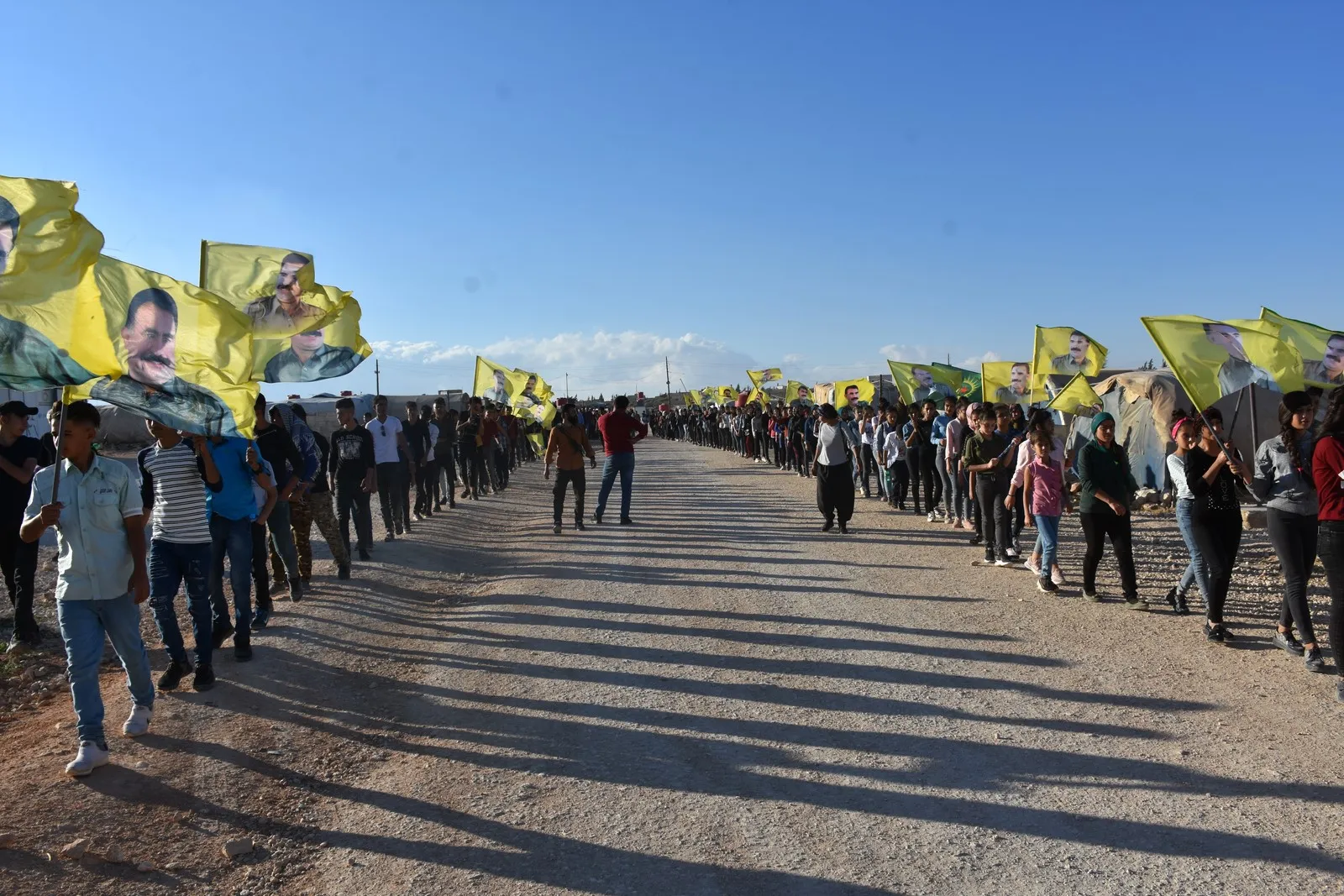 Ciwanên Efrînê li dijî êrişên dagirkeriyê meşiyan