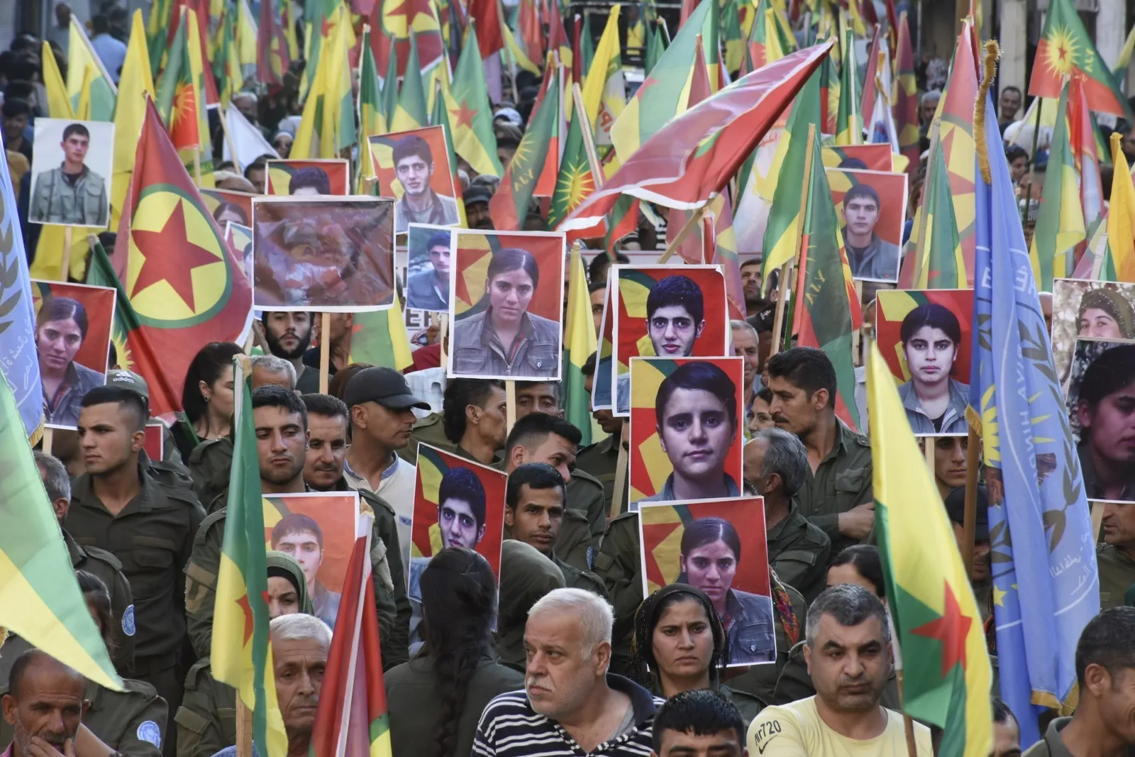 Şêniyên Helebê tev li meşa "Li dijî dagirkerî û xiyanetê meşa rûmetê" bûn