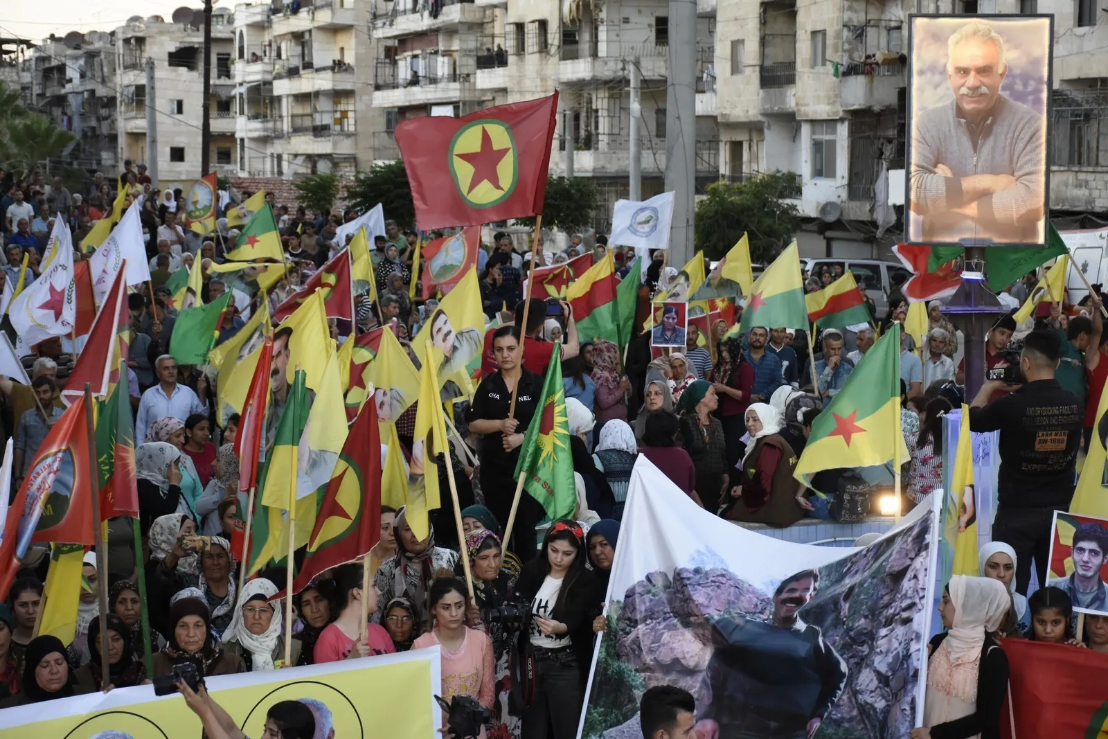 Şêniyên Helebê tev li meşa "Li dijî dagirkerî û xiyanetê meşa rûmetê" bûn