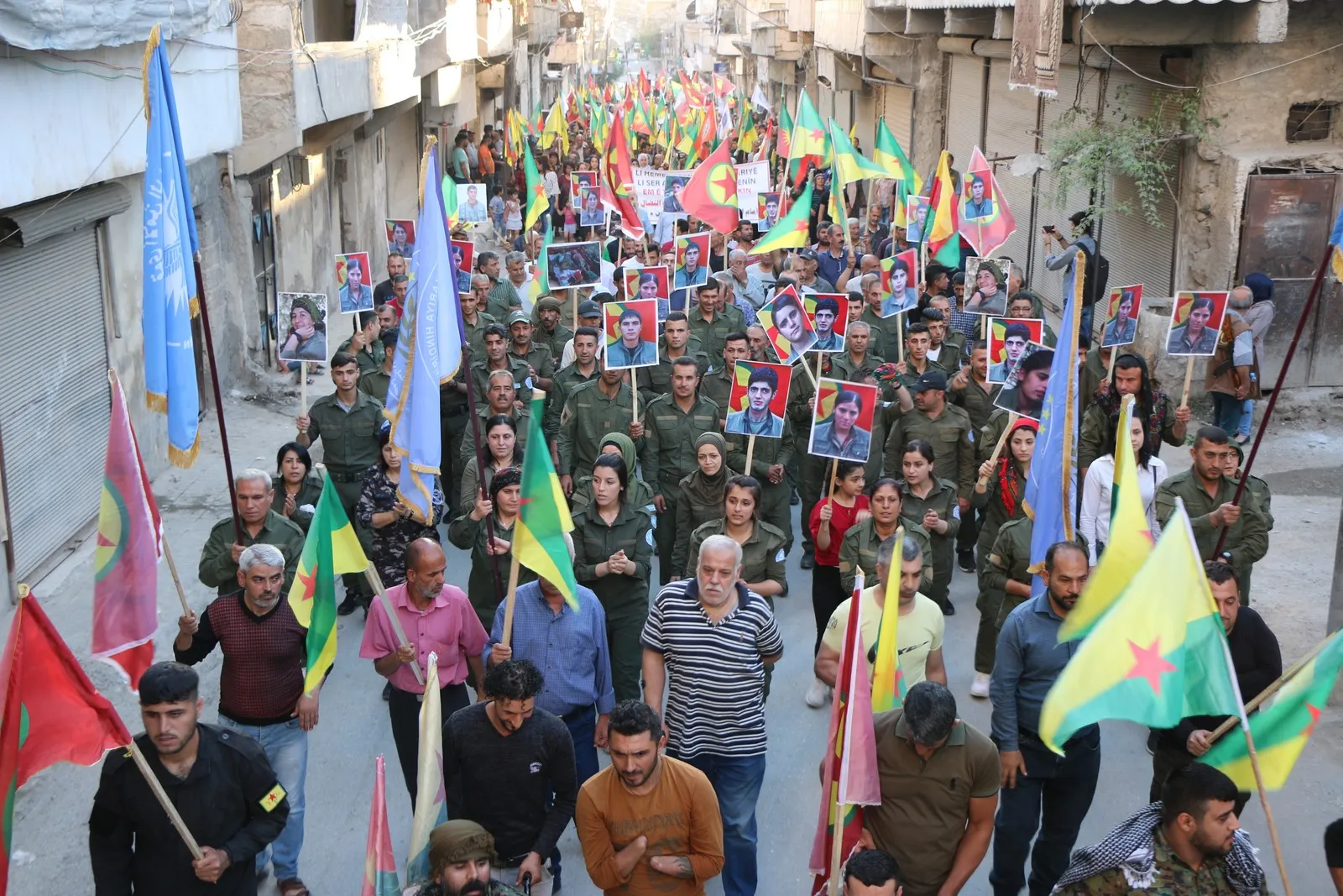 Şêniyên Helebê tev li meşa "Li dijî dagirkerî û xiyanetê meşa rûmetê" bûn