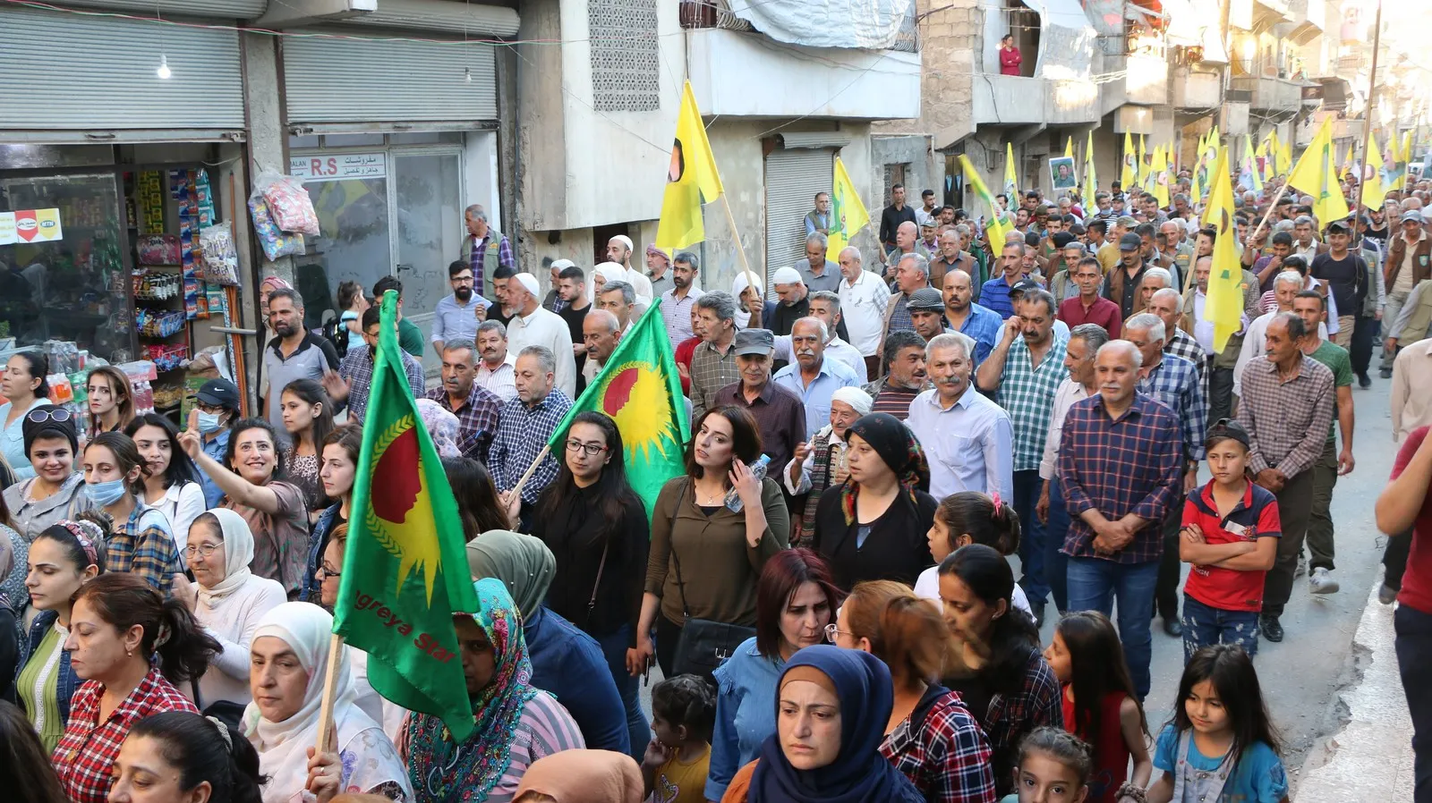 Li Helebê bi hezaran kes li dijî êrişên dagirkeriyê meşiyan