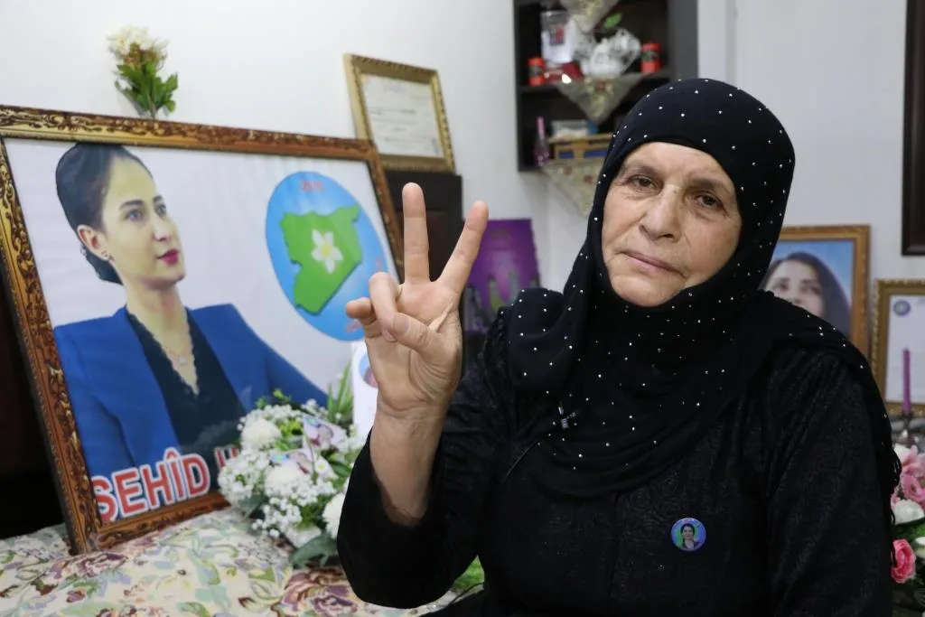 Dayîka Hevrîn peyamek da dayika Deniz: Bi hezaran Hevrîn û Denîz wê werin