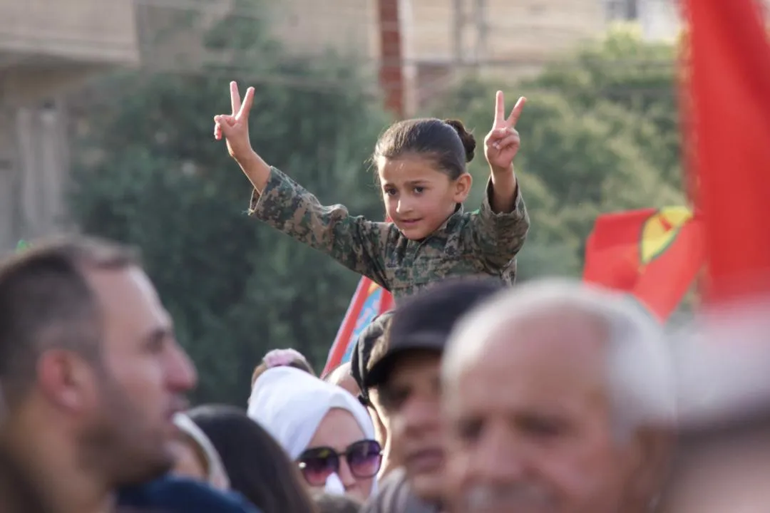 Rojava peyama xwe da: Em bi berxwedana gerîla re ne