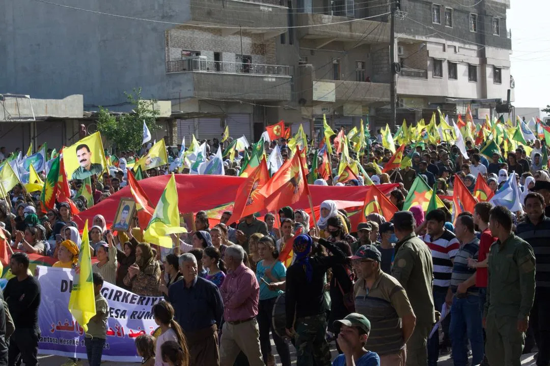 Rojava peyama xwe da: Em bi berxwedana gerîla re ne
